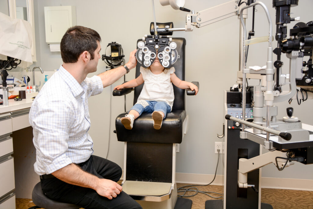 dr Thirion a pediatric eye doctor in broken arrow doing a pediatric eye exam